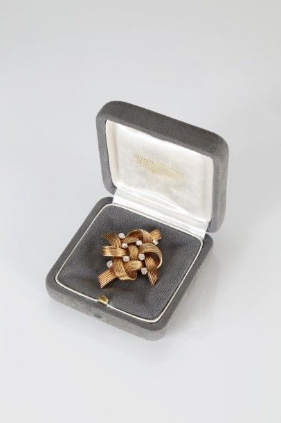 Boucheron. Années 1940
Broche noeud en or...