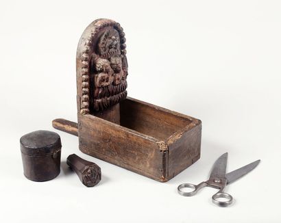 Boîte à sel en chêne sculpté peinte d'une...