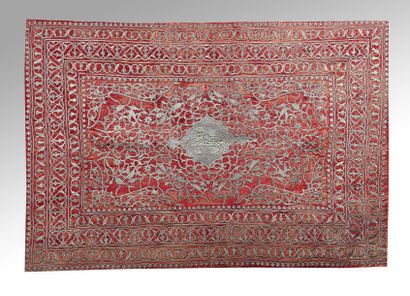 Fragment rectangulaire de velours rouge brodé...
