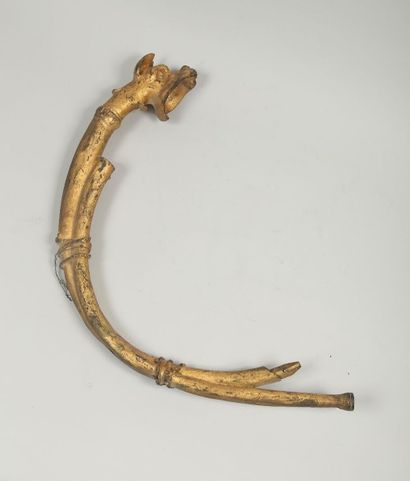 Oliphant en métal fondu et doré, l'extrémité...