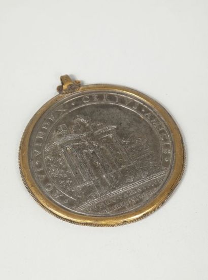 Médaille circulaire en étain, cerclé de cuivre,...