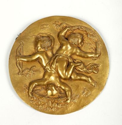 Médaillon en bronze représentant trois putti....