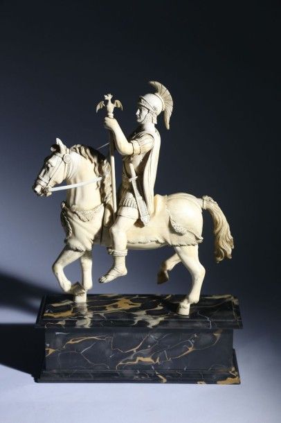 Groupe équestre en ivoire, représentant l'EMPEREUR...