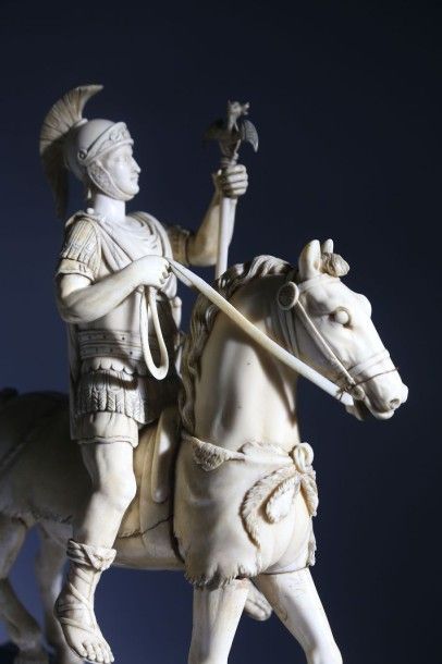 Groupe équestre en ivoire, représentant l'EMPEREUR...