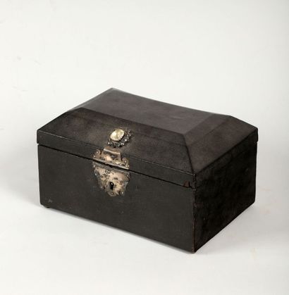 Coffret rectangulaire à couvercle bombé à...