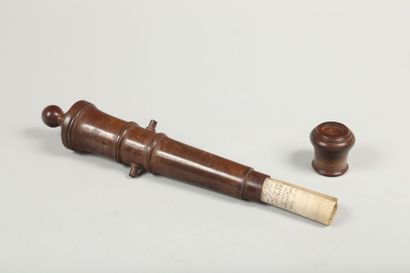 Canon en acajou mouluré formant étui à missives....