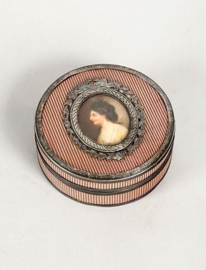 Boîte ronde en vernis à décor de rayures...