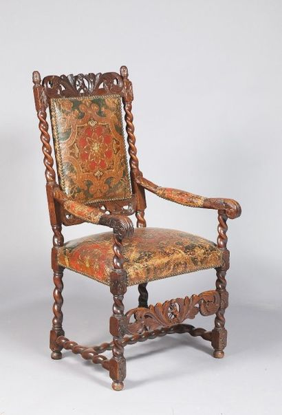 Fauteuil à dossier plat en noyer à décor...