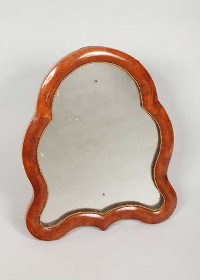 Petit miroir chevalet de forme contournée,...