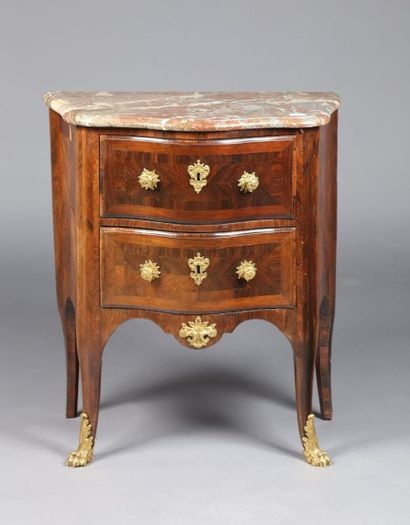 Petite commode de forme cintrée en placage...