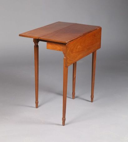 Table dite Gate-Leg en acajou mouluré, deux...