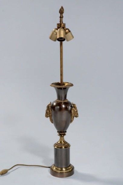 CHARLES
Modèle VASE AUX BÉLIERS. Pied de...