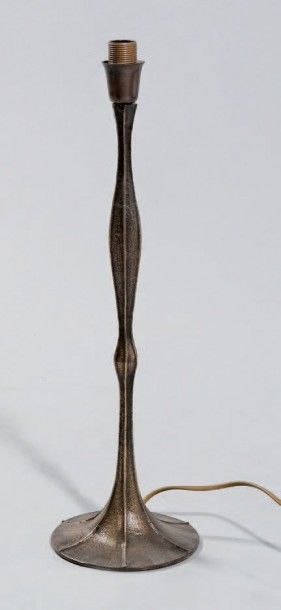 CHARLES
Modèle ZURNA. Pied de lampe en bronze...