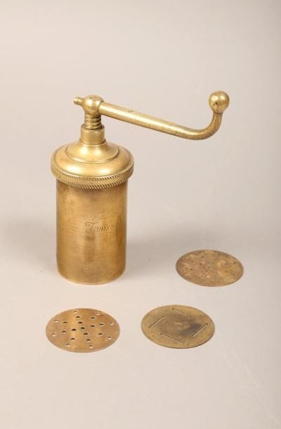 [PATES]. TAMBOLI. Moulin à pâtes en laiton...