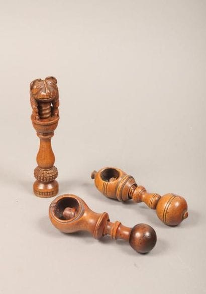[EPICES]. Trois casse-noix en bois naturel...