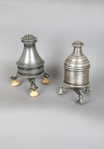 [EPICES]. Lot de 2 moulins à poivre, tripode...