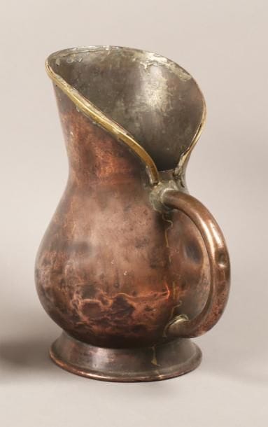 [VIN] Un broc en cuivre de distillateur....
