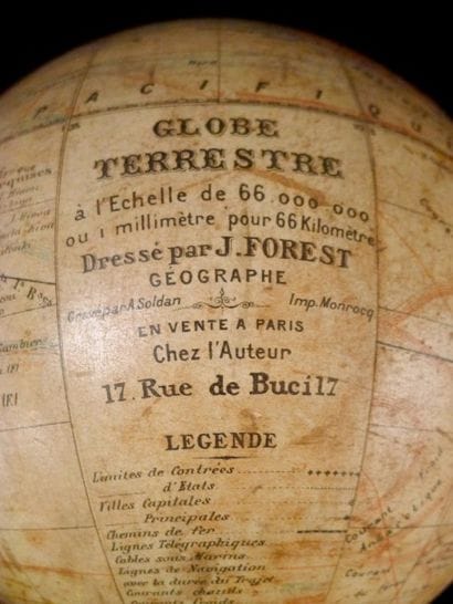 Globe terrestre FOREST.
Inscription sur le...