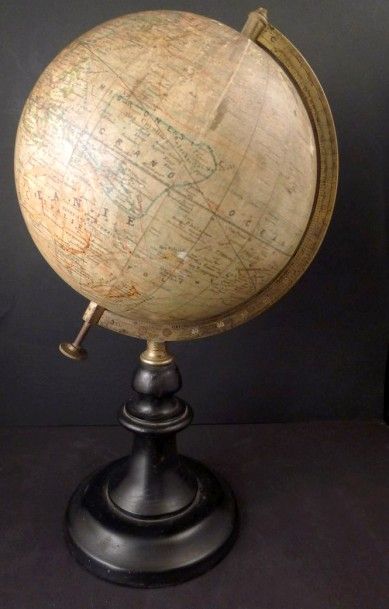 Globe terrestre FOREST.
Inscription sur le...