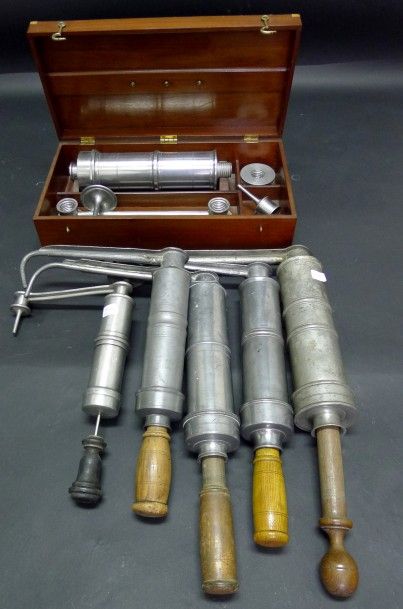 [Médecine] 6 clystères soi-même.

L'un dans...