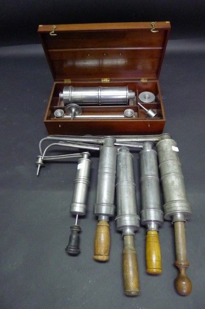 [Médecine] 6 clystères soi-même.

L'un dans...
