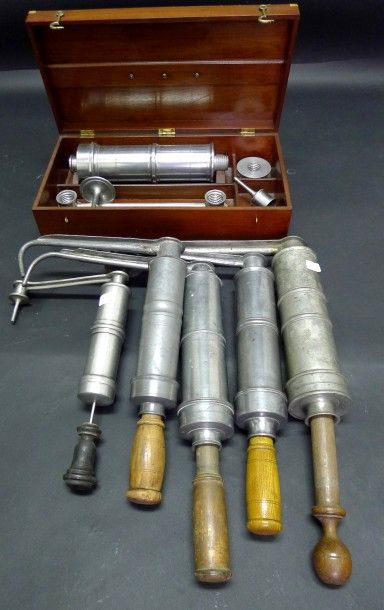 [Médecine] 6 clystères soi-même.

L'un dans...