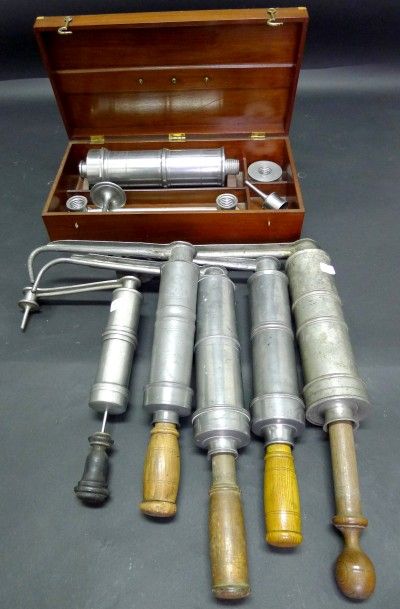 [Médecine] 6 clystères soi-même.

L'un dans...
