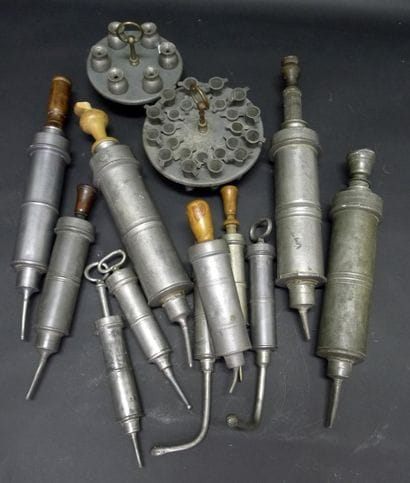 [Médecine] 11 clystères. 2 portants de moules...