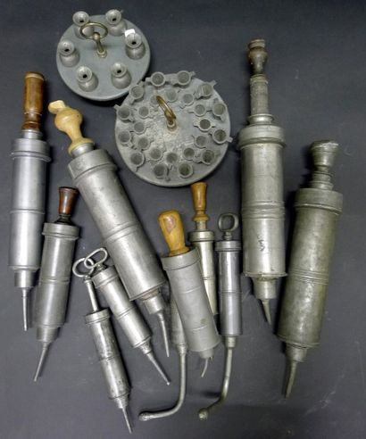 [Médecine] 11 clystères. 2 portants de moules...