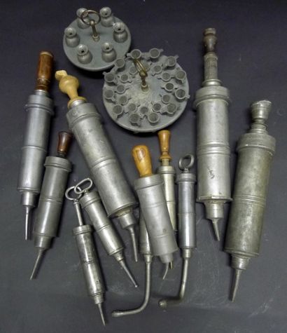 [Médecine] 11 clystères. 2 portants de moules...