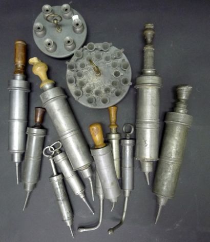 [Médecine] 11 clystères. 2 portants de moules...