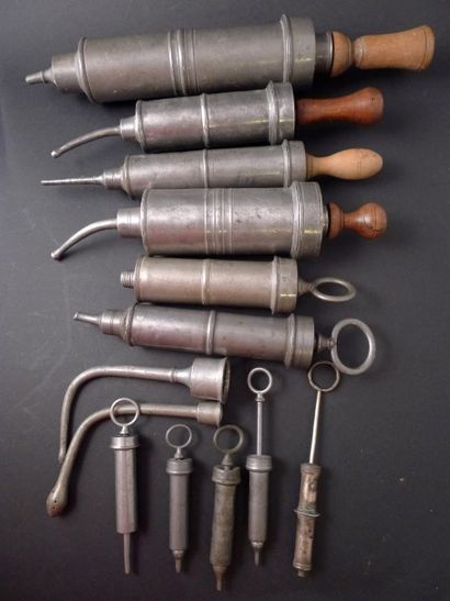[Médecine] 16 seringues à clystères.

- 9...