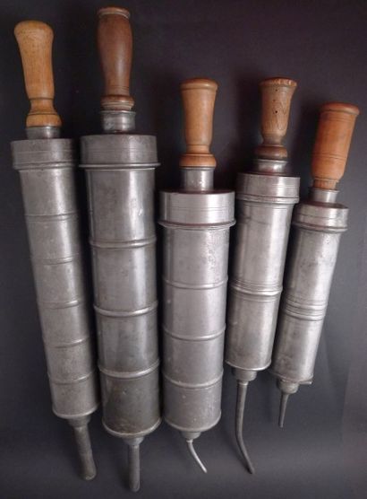[Médecine] 16 seringues à clystères.

- 9...