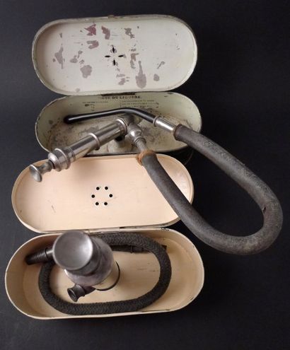 [Médecine] 2 clysopompes.

Conservés dans...
