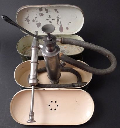 [Médecine] 2 clysopompes.

Conservés dans...