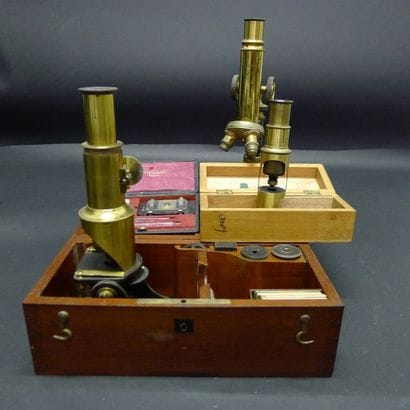 [Optique] 5 microscopes et 1 emathymètre.

Signés,...