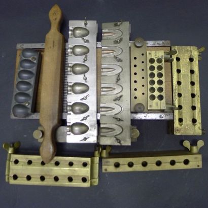 [Pharmacie] Lot de piluliers, appareils suppositoires...