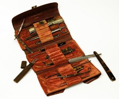 TROUSSE DE CAMPAGNE PLIANTE à trois volets,...