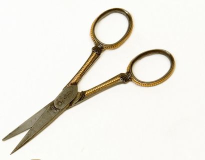 CISEAUX DE BRODEUSE, signé : Touron Parisot...