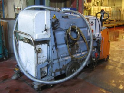 1 Autolaveuse MKR 700 Tractée par 1 Gerbeur...