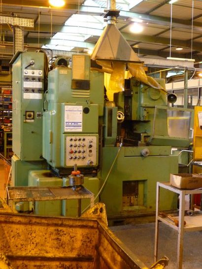 1 Machine à tailler HURTH WF 10 laquée vert...