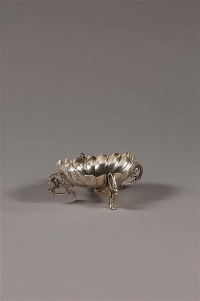Petite coupe ovale godronnée en argent *,...