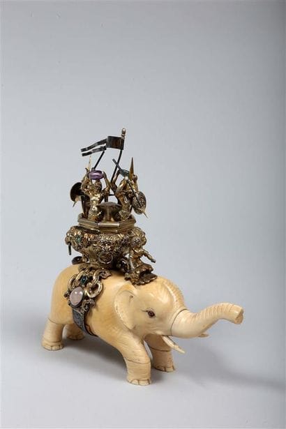 Éléphant marchant en ivoire marin sculpté,...