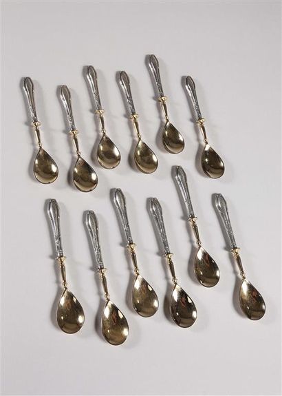 Suite de douze cuillères à glace en argent...