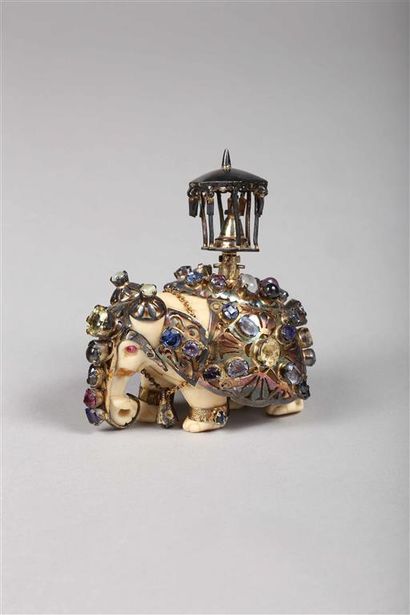 Éléphant en ivoire marin sculpté et son harnachement,...