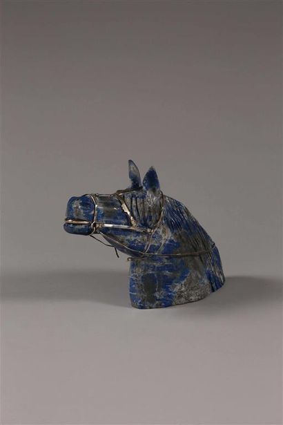 Tête de cheval en lapis-lazuli, les brides...