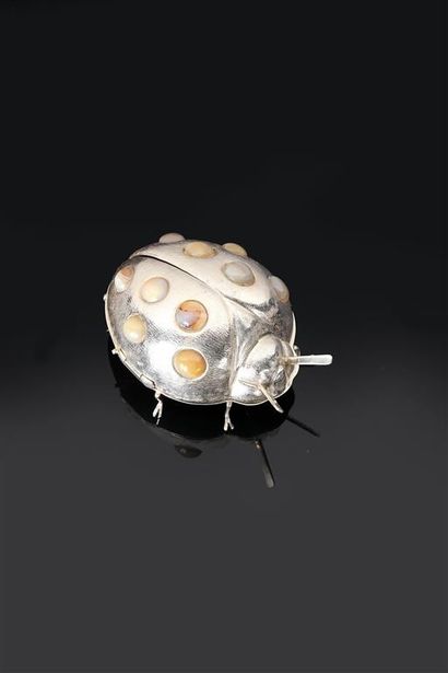 FERREIRA.
Coccinelle formant boîte en argent...