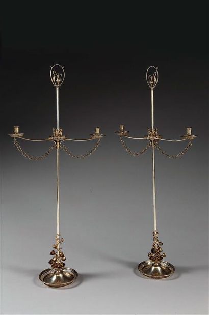 Paire de candélabres à deux bras de lumière...