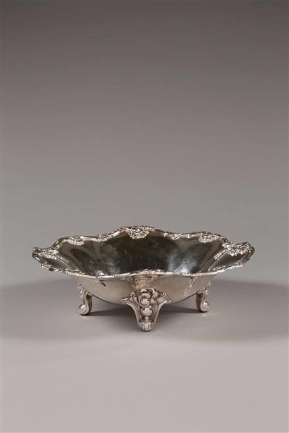 Coupe en argent * de forme chantournée à...