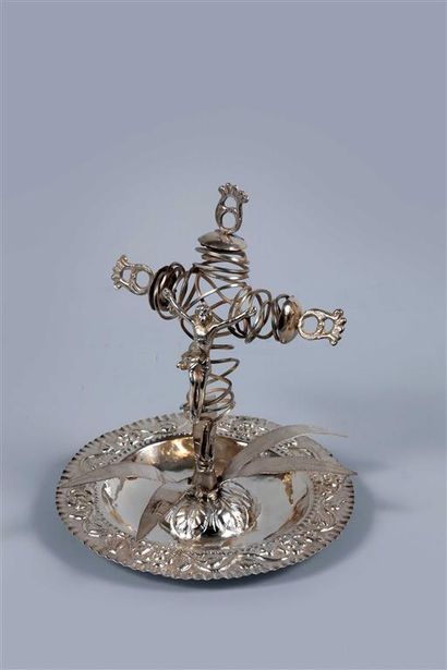 Coupe circulaire en argent * soutenant en...